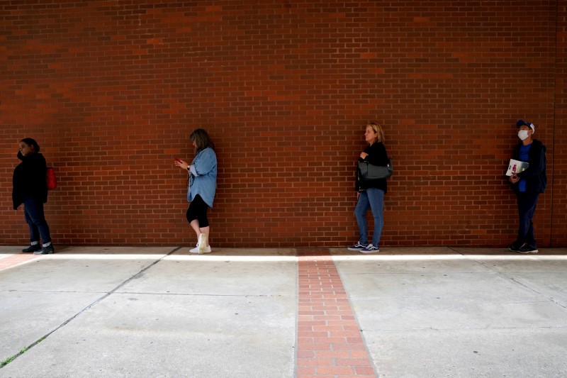 © Reuters. Pessoas em fila para pedido de auxílio-desemprego em Fort Smith, Arkansas