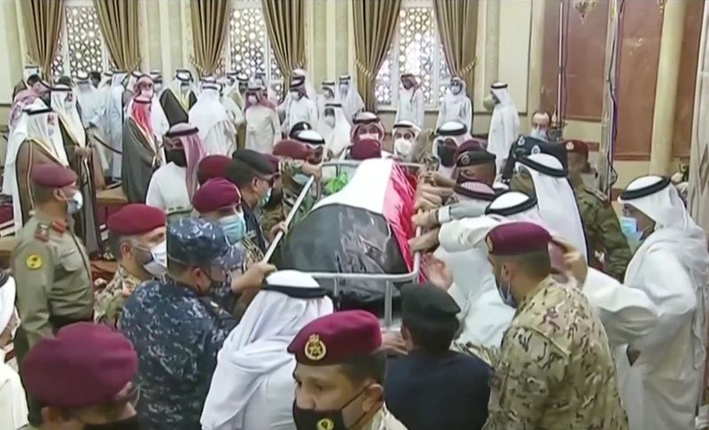 © Reuters. عودة جثمان أمير الكويت الراحل إلى بلاده من أمريكا