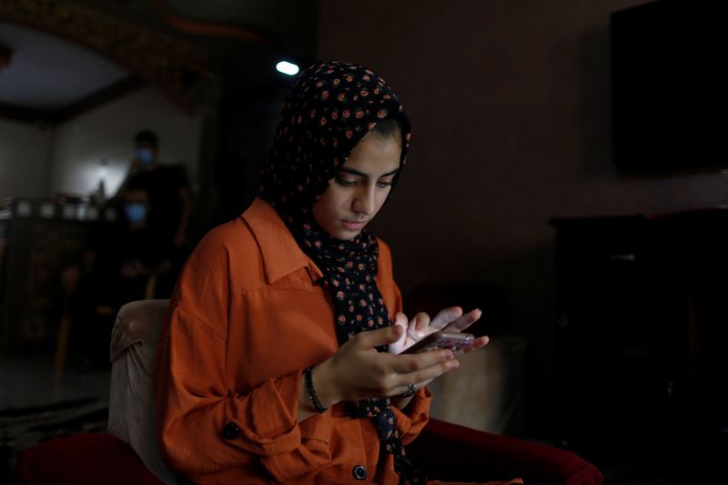 &copy; Reuters. انقطاع الكهرباء والفقر يعرقلان الدراسة من المنزل في قطاع غزة