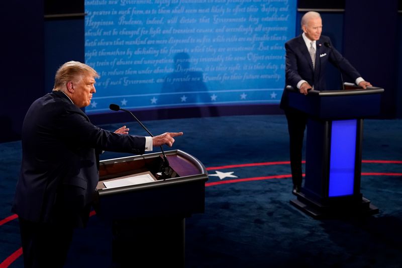 &copy; Reuters. Donald Trump e Joe Biden durante debate em Cleveland