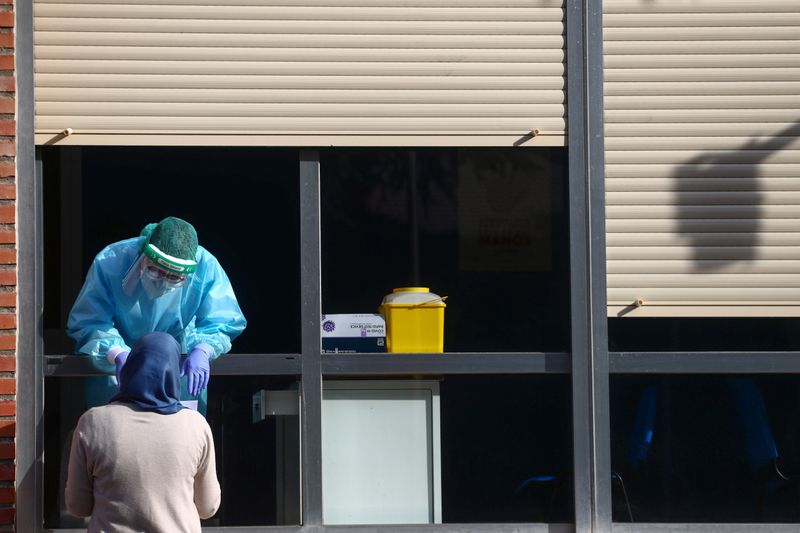 &copy; Reuters. Un trabajador sanitario comunica el resultado de un test de antígenos a una mujer en Madrid