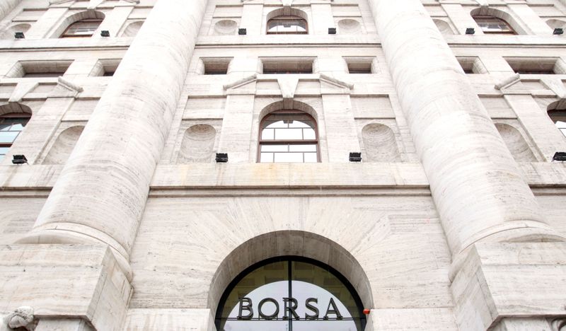 © Reuters. L'ingresso della Borsa di Milano