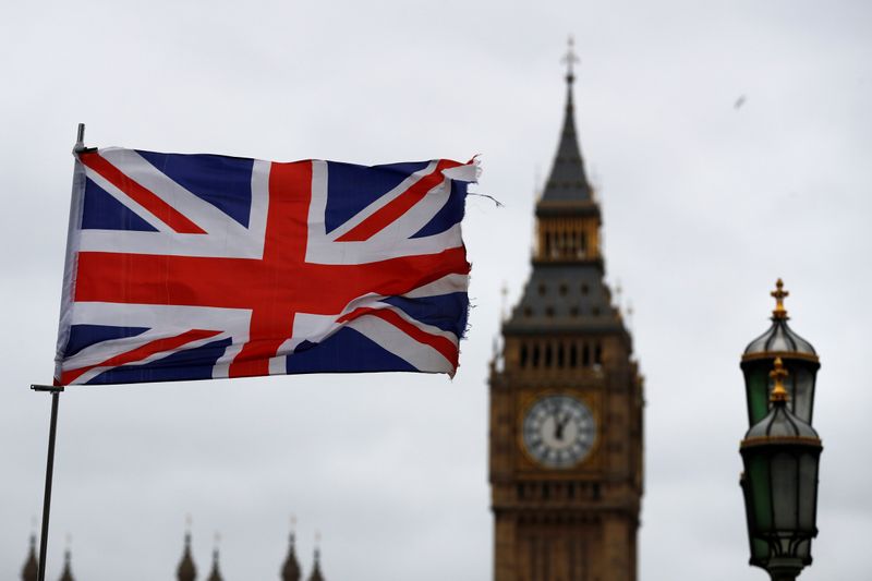 &copy; Reuters. La bandera de Reino Unido ondea cerca de las Casas del Parlamento en Londres