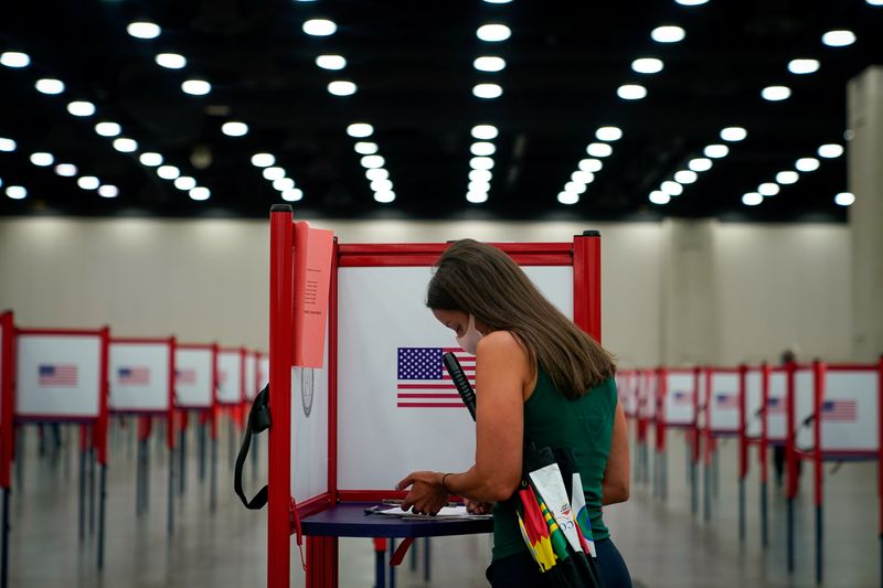 &copy; Reuters. FOTO DE ARCHIVO. Una votante el día de las elecciones primarias en Louisville, Kentucky,