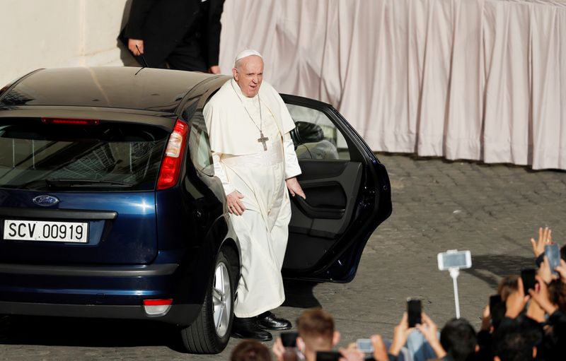 &copy; Reuters. Foto del miércoles del Papa Francisco llegando a la audiencia semanal general en el Vaticano