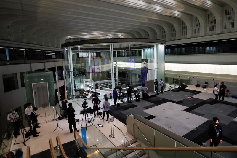 © Reuters. Members of the media are seen working at the empty Tokyo Stock Exchange (TSE) after the TSE temporarily suspended all trading due to system problems in Tokyo