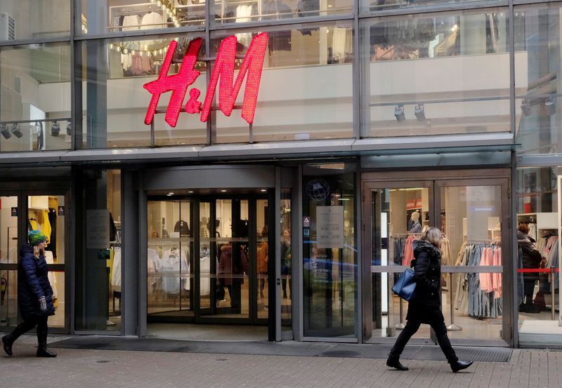 &copy; Reuters. Логотип H&amp;M над входом в магазин бренда в Риге