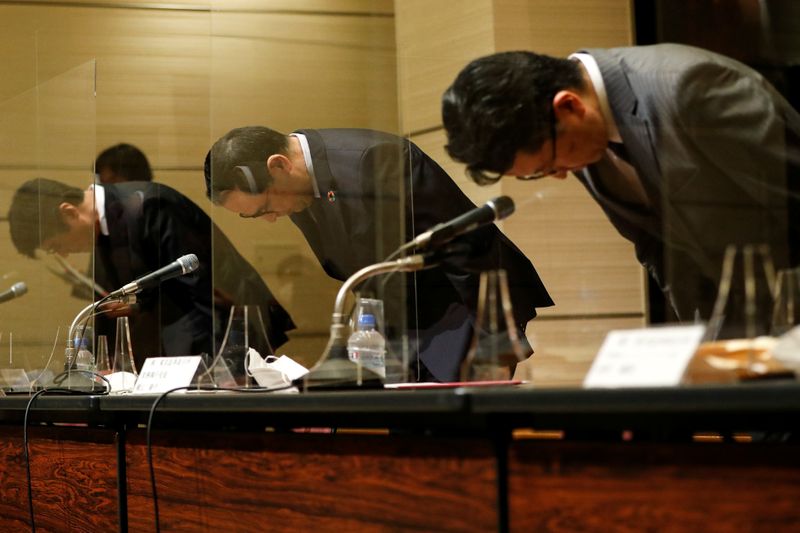 &copy; Reuters. El presidente de la Bolsa de Tokio, Koichiro Miyahara, y otros responsables del mercado de balores nipón, durante la rueda de prensa celebrada en la capital japonesa después de que la sesión del jueves fuese suspendida