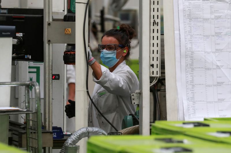 &copy; Reuters. An employee works at a factory of manufacturer Valeo, in Etaples