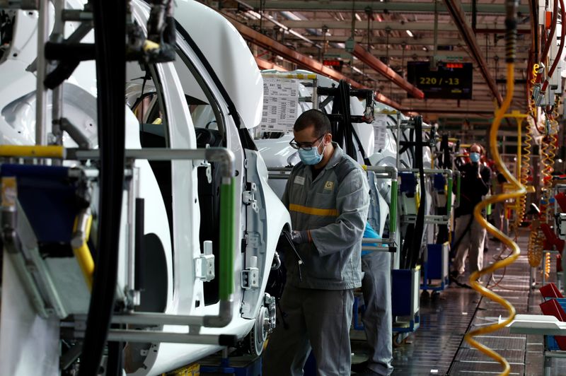 &copy; Reuters. Renault ramps up production at its factory of Flins, near Paris