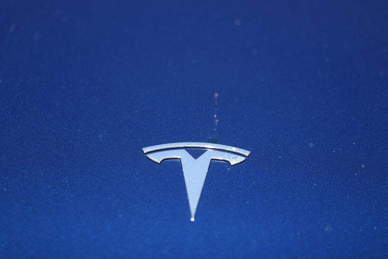 &copy; Reuters. FILE PHOTO: The Tesla logo is seen on a car in Los Angeles