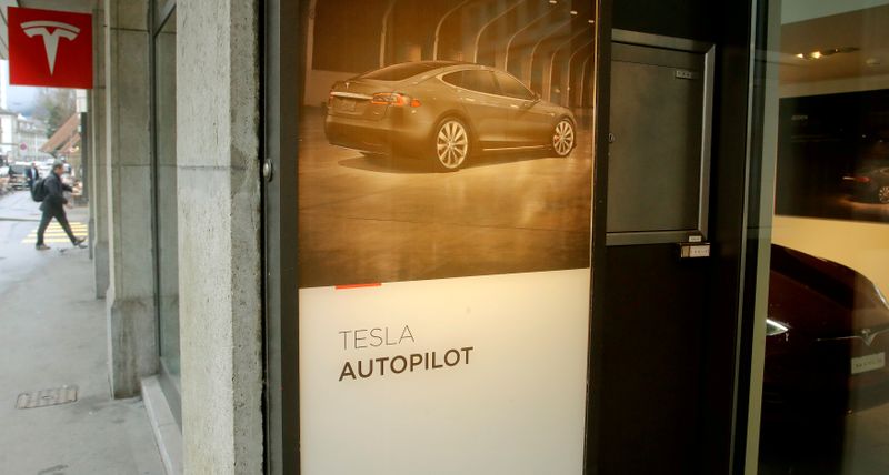 &copy; Reuters. FILE PHOTO: Advertisement promotes Tesla Autopilot at a showroom of U.S. car manufacturer Tesla in Zurich