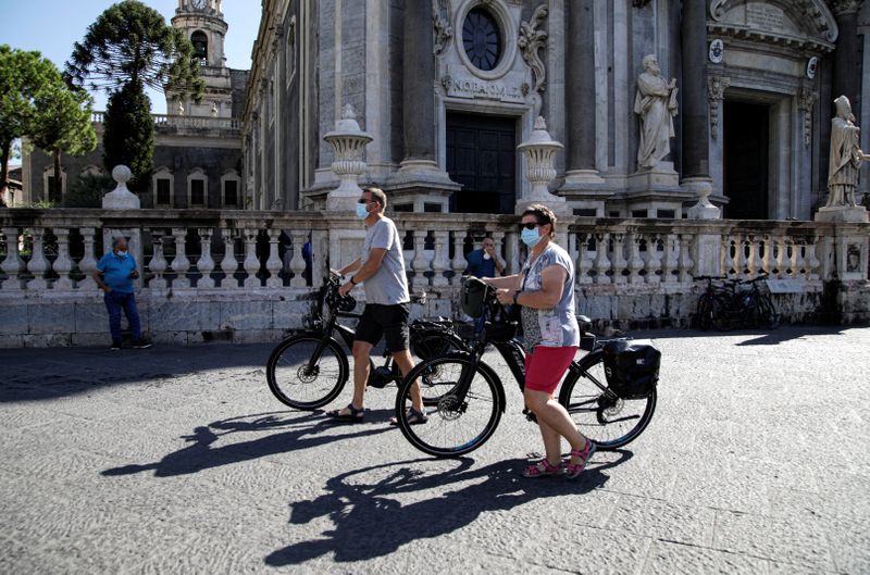&copy; Reuters. FOTO DE ARCHIVO: Dos personas con mascarilla en Catania