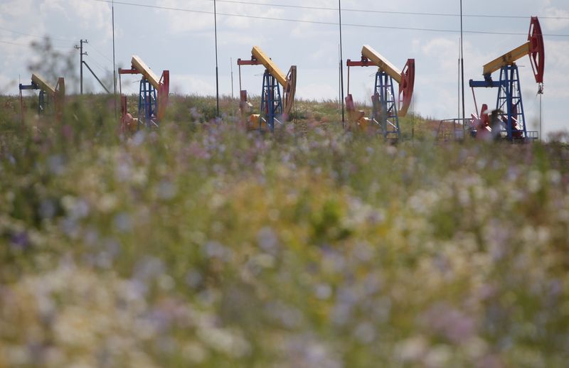 &copy; Reuters. Pump jacks are seen at the Ashalchinskoye oil field owned by Russia&apos;s oil producer Tatneft near Almetyevsk