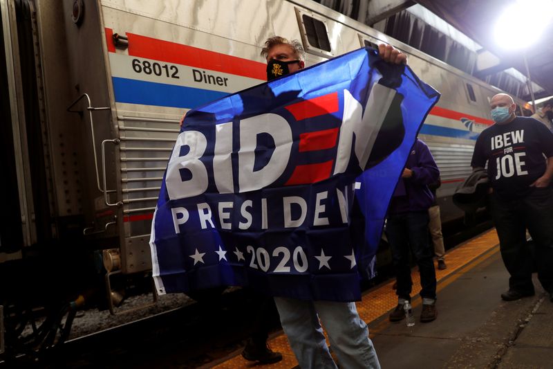 © Reuters. FILE PHOTO: U.S. Democratic presidential candidate and former Vice President Joe Biden campaigns on train tour in Pittsburgh