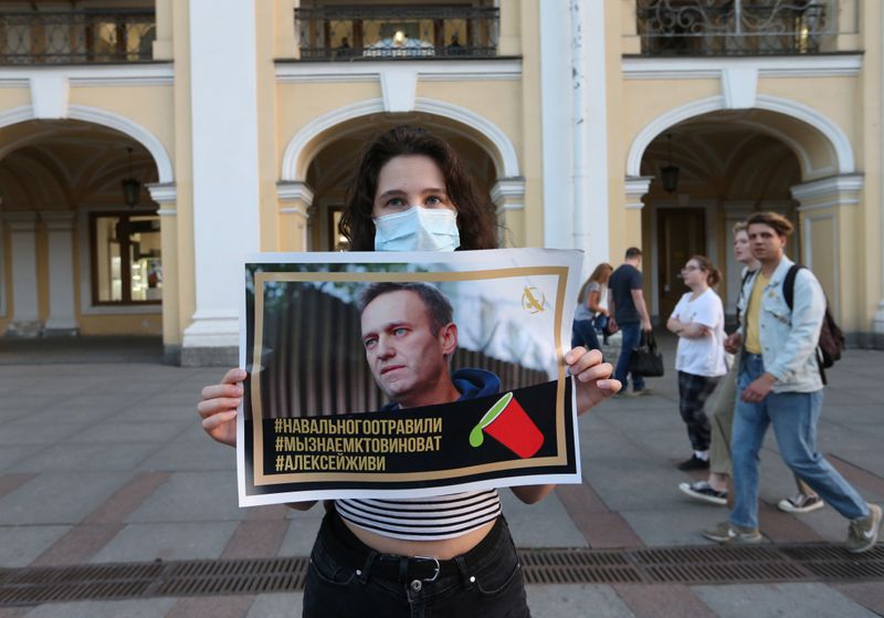 &copy; Reuters. Жительница Петербурга с плакатом на акции в поддержку Алексея Навального