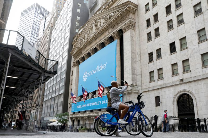 &copy; Reuters. FILE PHOTO: A banner for Snowflake Inc. is displayed celebrating the company&apos;s IPO at the NYSE in New York