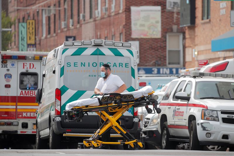 &copy; Reuters. Fila de ambulâncias do lado de fora de hospital em Nova York