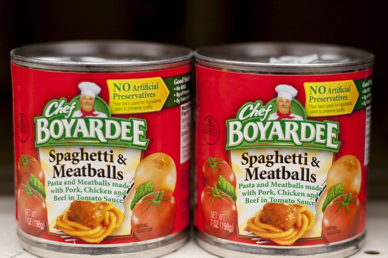 &copy; Reuters. FILE PHOTO: Cans of Chef Boyardee, a product of ConAgra Foods are seen on the shelf of a grocery store in the Brooklyn borough of New York