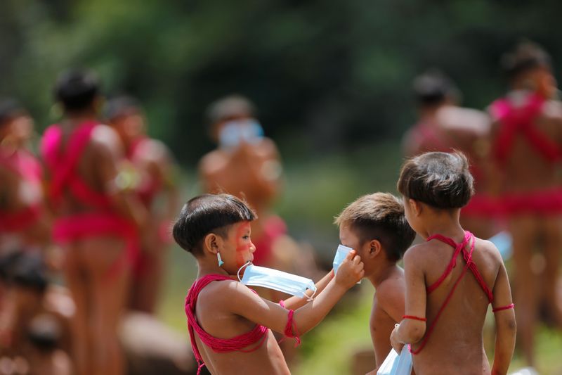 &copy; Reuters. Crianças do povo Yanomami, em Roraima, colocam máscara de proteção contra coronavírus