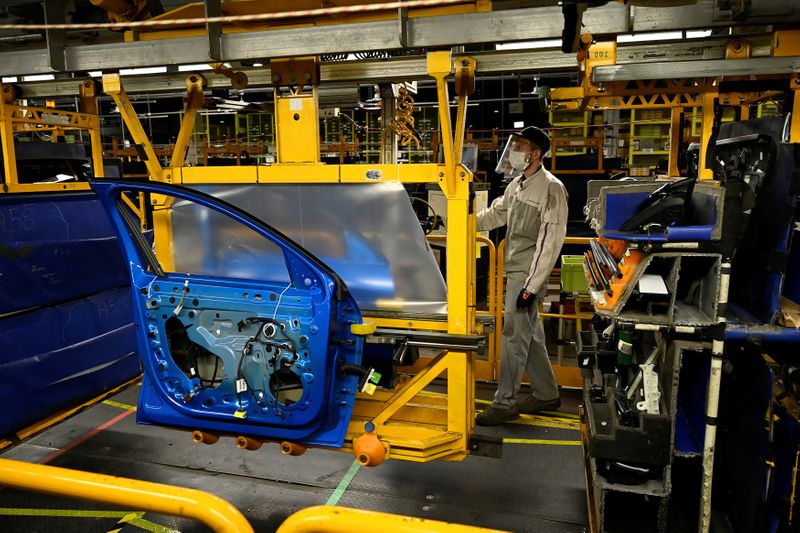 © Reuters. FRANCE: COMMANDES DE VOITURES TOUJOURS FRAGILES, BOOM DES FOURGONS, SELON LE CCFA