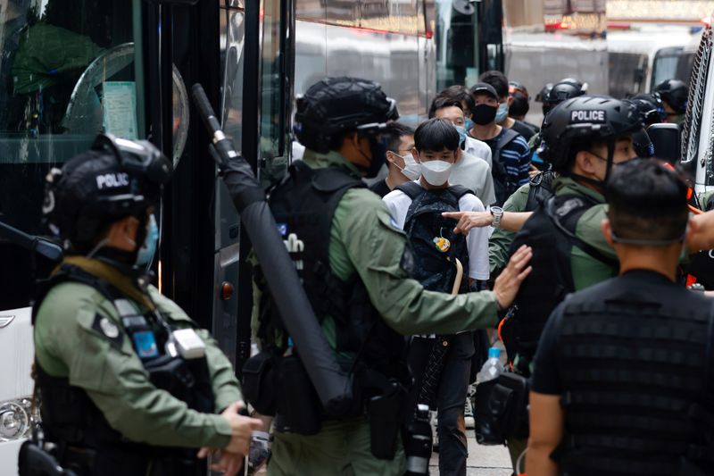 &copy; Reuters. Batalhão de choque da polícia prende pessoas durante protesto em Hong Kong