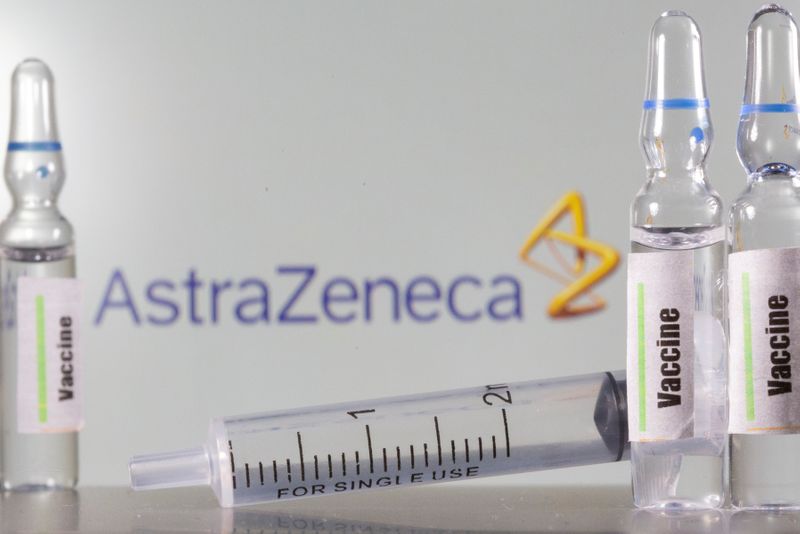 &copy; Reuters. FOTO DE ARCHIVO: Tres ampollas etiquetadas en inglés &quot;Vacuna&quot; y una jeringa médica frente al logotipo de AstraZeneca