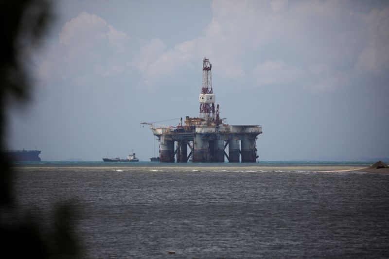&copy; Reuters. Нефтедобывающая платформа у побережья Малайзии