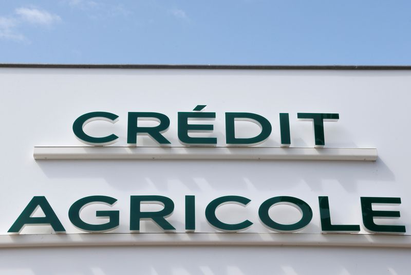 &copy; Reuters. Il logo di Credit Agricole presso la sede del gruppo a Bordeaux, 30 luglio 2019