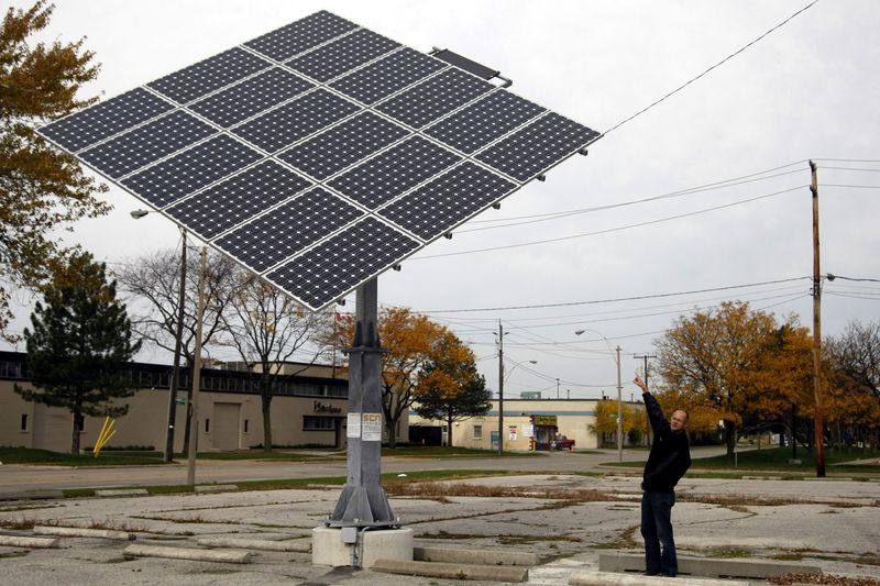 © Reuters. FILE PHOTO: Green Sun Rising president Klaus Dohring shows a solar tracker in the parking lot of a former auto parts plant in Windsor, Ontario