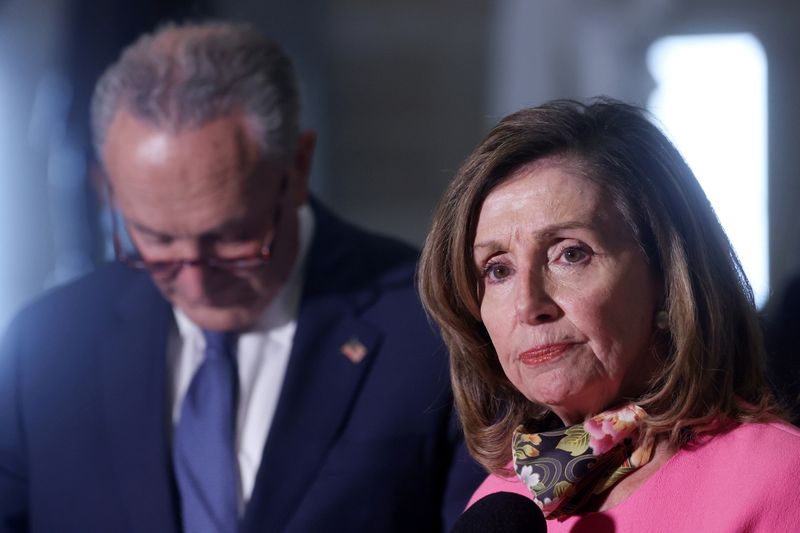 &copy; Reuters. FOTO DE ARCHIVO: La presidenta de la Cámara de Representantes, Nancy Pelosi, y el líder de la minoría del Senado, el demócrata Chuck Schumer, en Washington D. C.