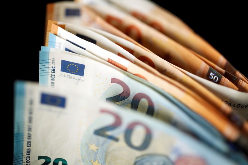 &copy; Reuters. FILE PHOTO: 50 and 20 Euro banknotes are displayed in this picture illustration