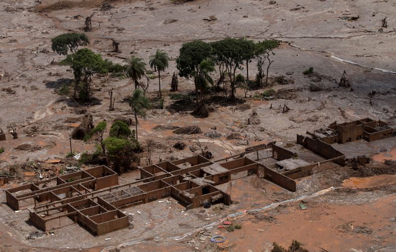 &copy; Reuters. The debris of the municipal school of Bento Rodrigues district, which was covered with mud after a dam owned by Vale SA and BHP Billiton Ltd burst, is pictured in Mariana