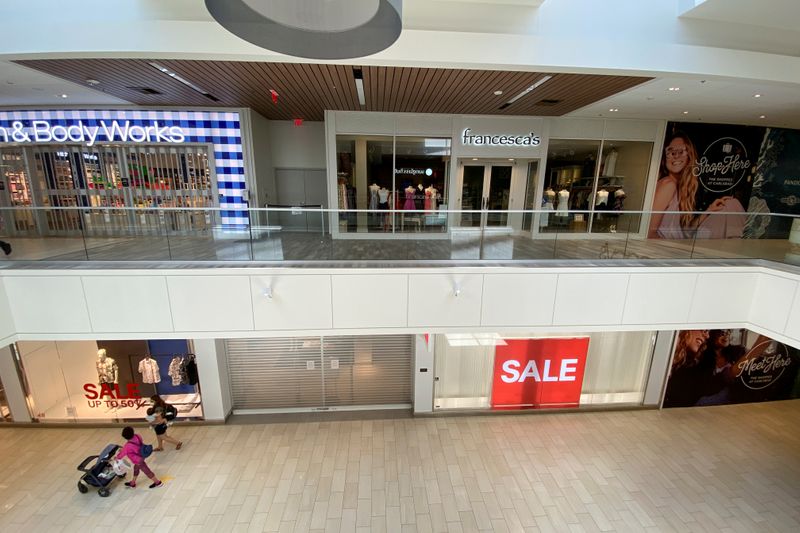 &copy; Reuters. FILE PHOTO: California closes indoor shopping malls as it pulls back from opening due to a sharp rise in positive tests of the coronavirus disease (COVID-19), in Carlsbad