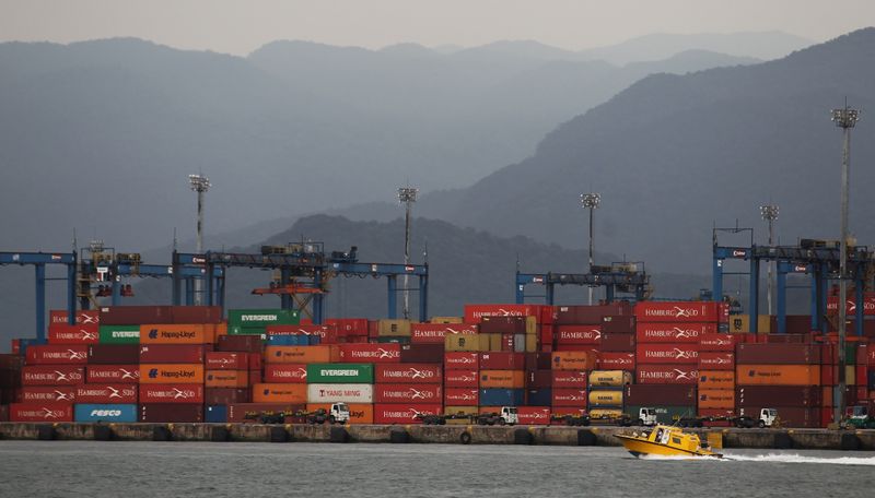 © Reuters. Vista de contêineres no porto de Santos (SP)