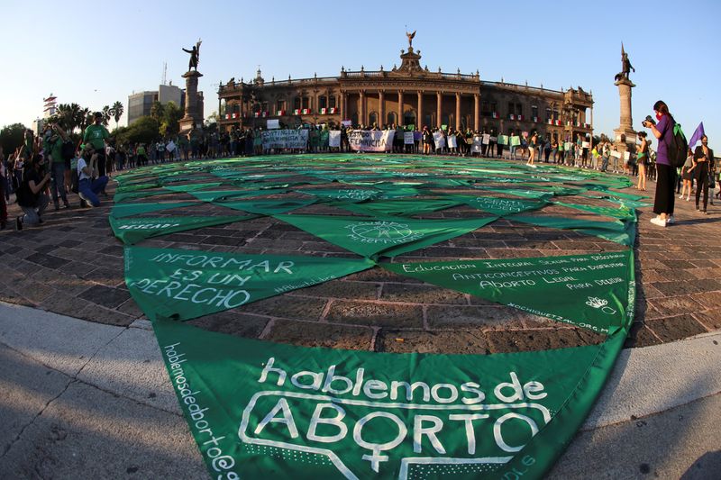 &copy; Reuters. FOTO DE ARCHIVO: Mujeres participan en una manifestación para conmemorar el Día Internacional del Aborto Seguro en Monterrey, México. 27 de septiembre de 2020.