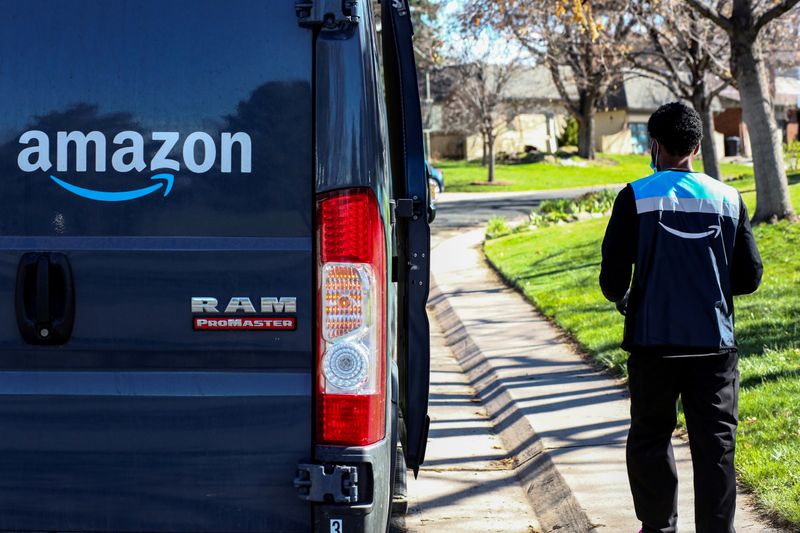 &copy; Reuters. FILE PHOTO: An Amazon worker delivers packages