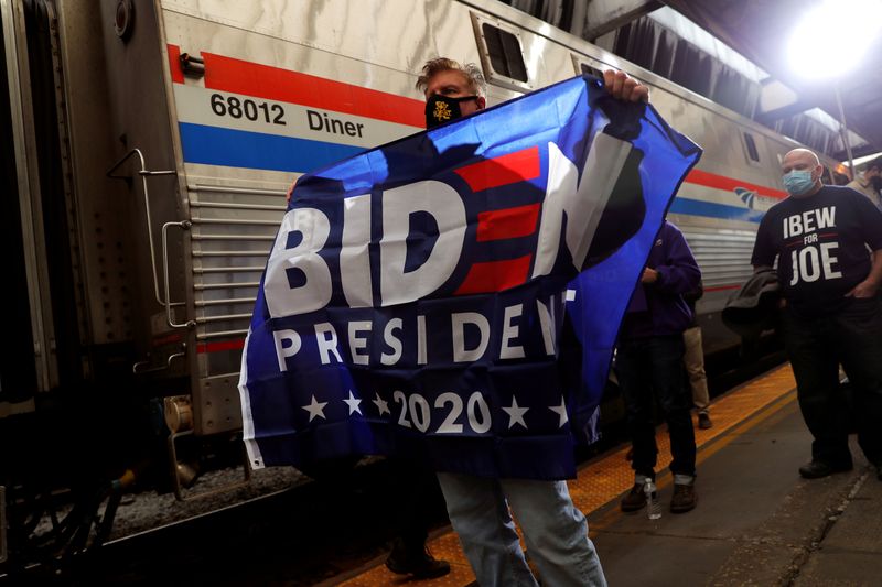 © Reuters. FILE PHOTO: U.S. Democratic presidential candidate and former Vice President Joe Biden campaigns on train tour in Pittsburgh