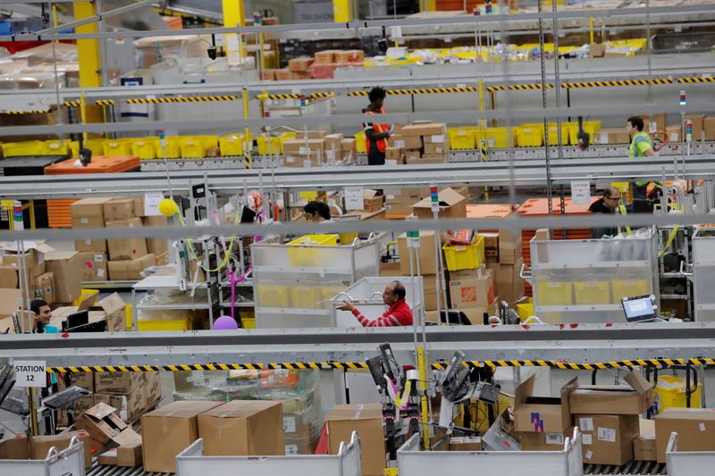 © Reuters. FILE PHOTO: FILE PHOTO: Amazon workers perform their jobs inside of an Amazon fulfillment center on Cyber Monday in Robbinsville, New Jersey