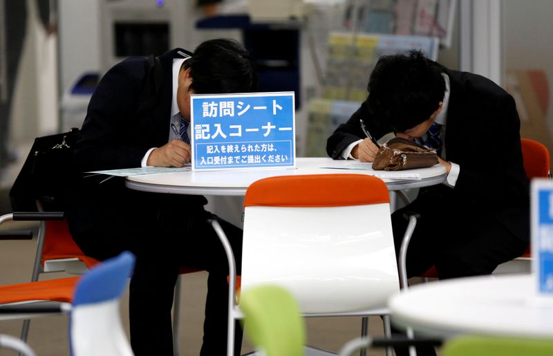 &copy; Reuters. FILE PHOTO: Job seekers attend a job fair held for fresh graduates by ACCESS Humanext Co, in Tokyo