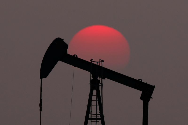 &copy; Reuters. The sun sets behind a pump-jack outside Saint-Fiacre