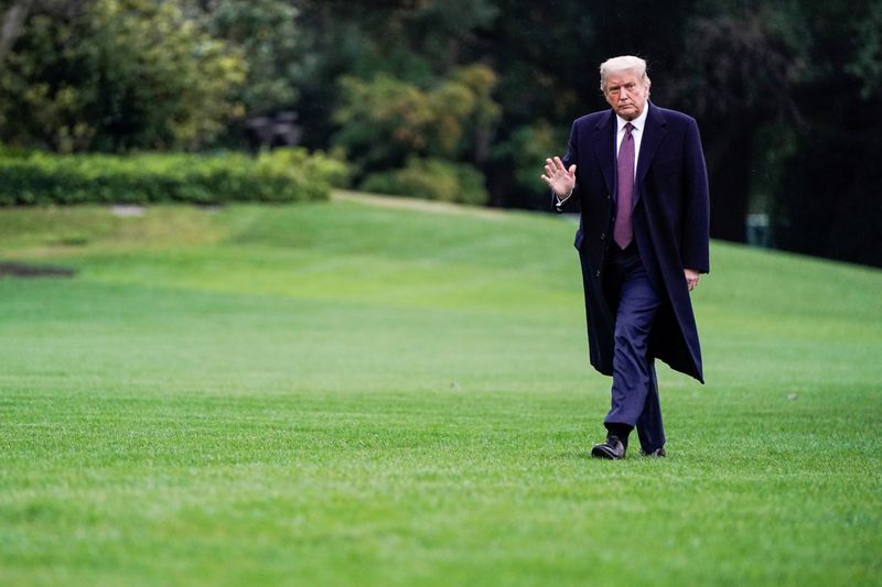 © Reuters. U.S. President Donald Trump arrives at the White House in Washington