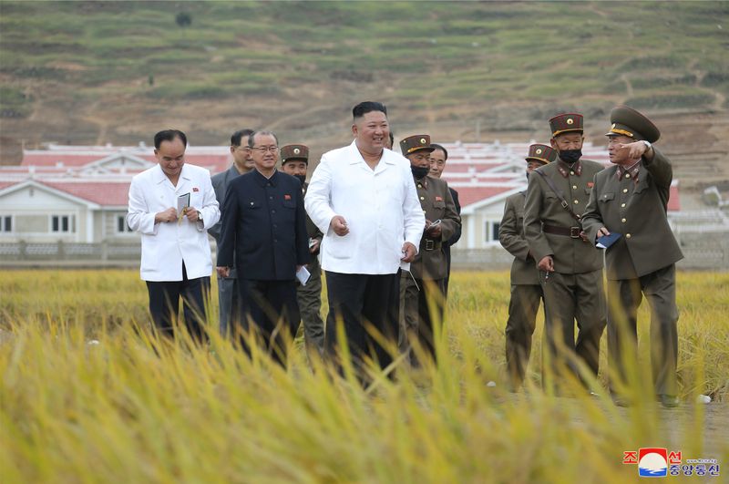 &copy; Reuters. 北朝鮮の金委員長、水害復旧現場を視察　与正氏も2カ月ぶり公の場