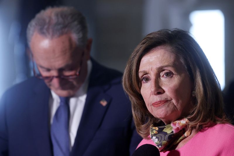 &copy; Reuters. Imagen de archivo de la presidenta de la Cámara de Representantes, la demócrata Nancy Pelosi, y el líder de minoría del Senado, el demócrata Chuck Schumer, hablan con periodistas en Washington