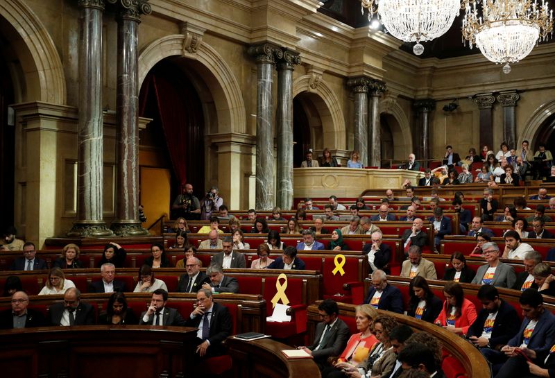 &copy; Reuters. FOTO DE ARCHIVO: Asientos vacíos de los líderes separatistas encarcelados en el Parlamento de Cataluña en Barcelona