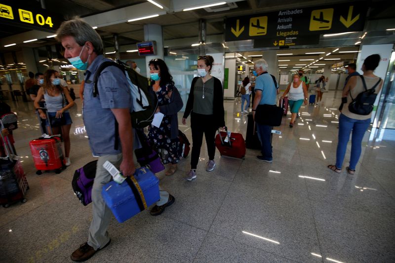 &copy; Reuters. FOTO DE ARCHIVO: Varios viajeros llegan al aeropuerto de Palma de Mallorca
