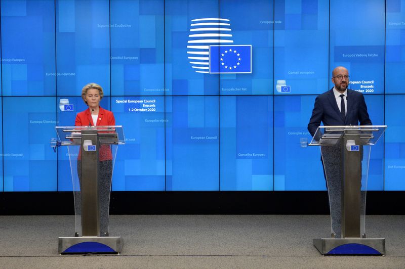 &copy; Reuters. La presidenta de la Comisión Europea, Ursula von der Leyen, y el presidente del Consejo Europeo, Charles Michel, en Bruselas