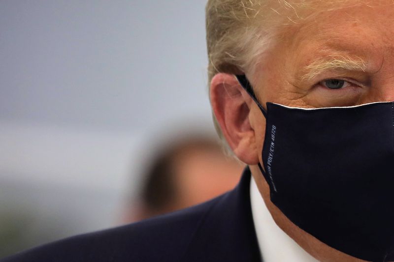 &copy; Reuters. U.S. President Donald Trump wears a protective face mask during a tour of the Fujifilm Diosynth Biotechnologies&apos; Innovation Center, in Morrisville