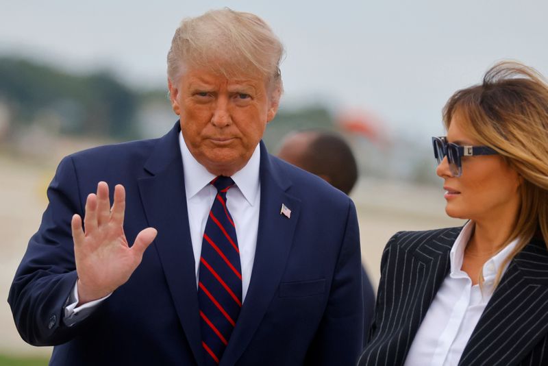© Reuters. FILE PHOTO: U.S. President Donald Trump walks with first lady Melania Trump at Cleveland Hopkins International Airport in Cleveland, Ohio