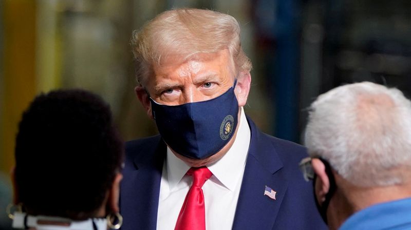 &copy; Reuters. Il presidente degli Stati Uniti Donald Trump, mentre indossa una mascherina